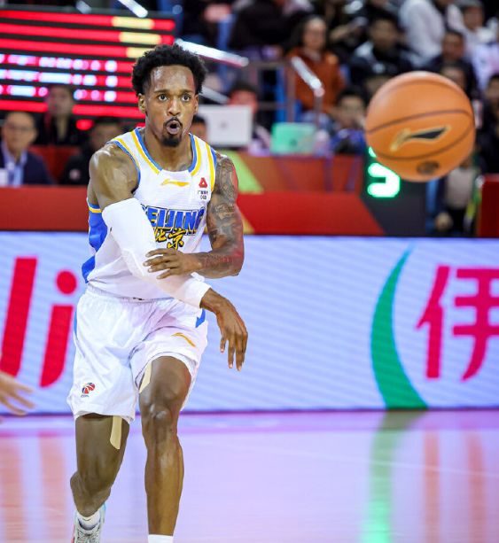 北京拒山东逆转豪取五连胜！周琦13+13隔扣三人 布朗桑普森皆22分